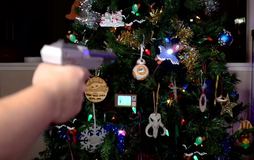 Duck Hunt fan makes a version of the game you can play on your Christmas tree